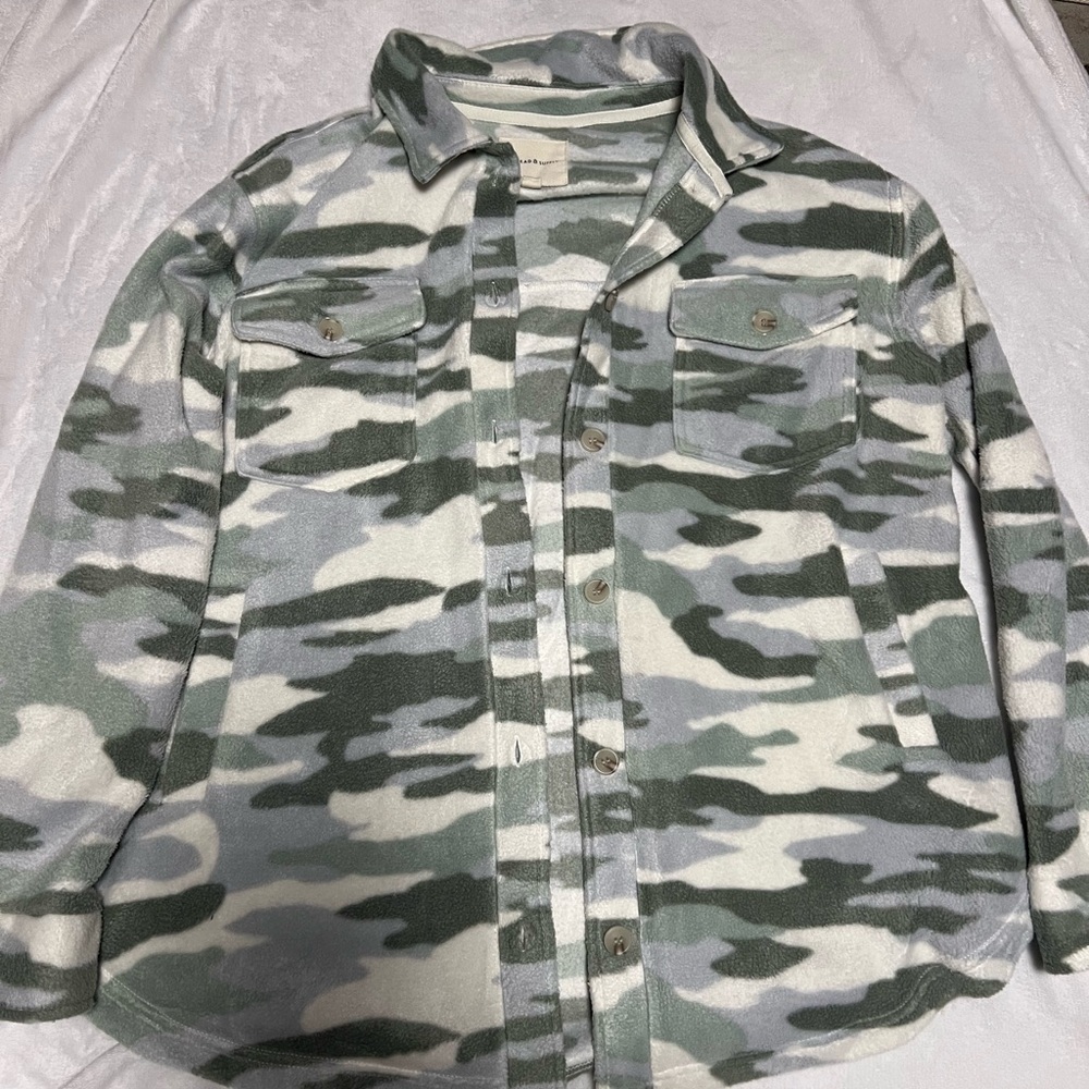 Fleece camouflage Shacket women’s size large